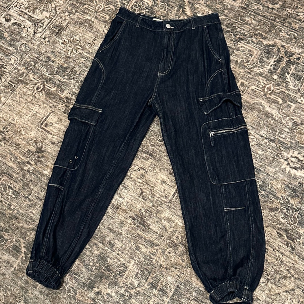 Pilcro Seamed Sport Low-Rise
Cargo Jeans Size 27